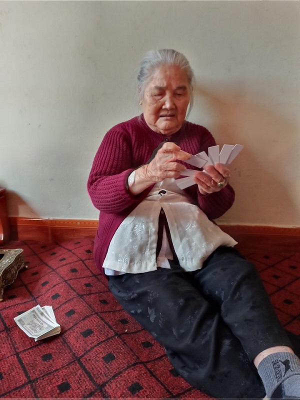 Bà ngoại 'bá đạo' nhà người ta, 90 tuổi vẫn ngồi đánh tam cúc từ sáng tới chiều với các cháu được