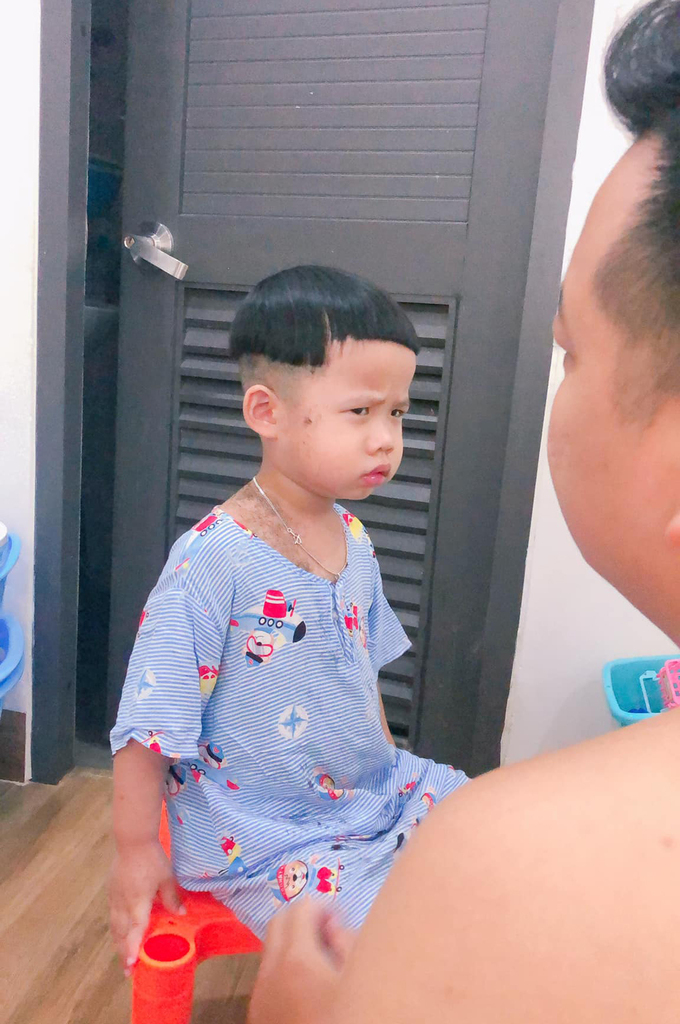 Bé trai hoang mang khi được bố cắt tóc - Hài hước - Việt Giải Trí