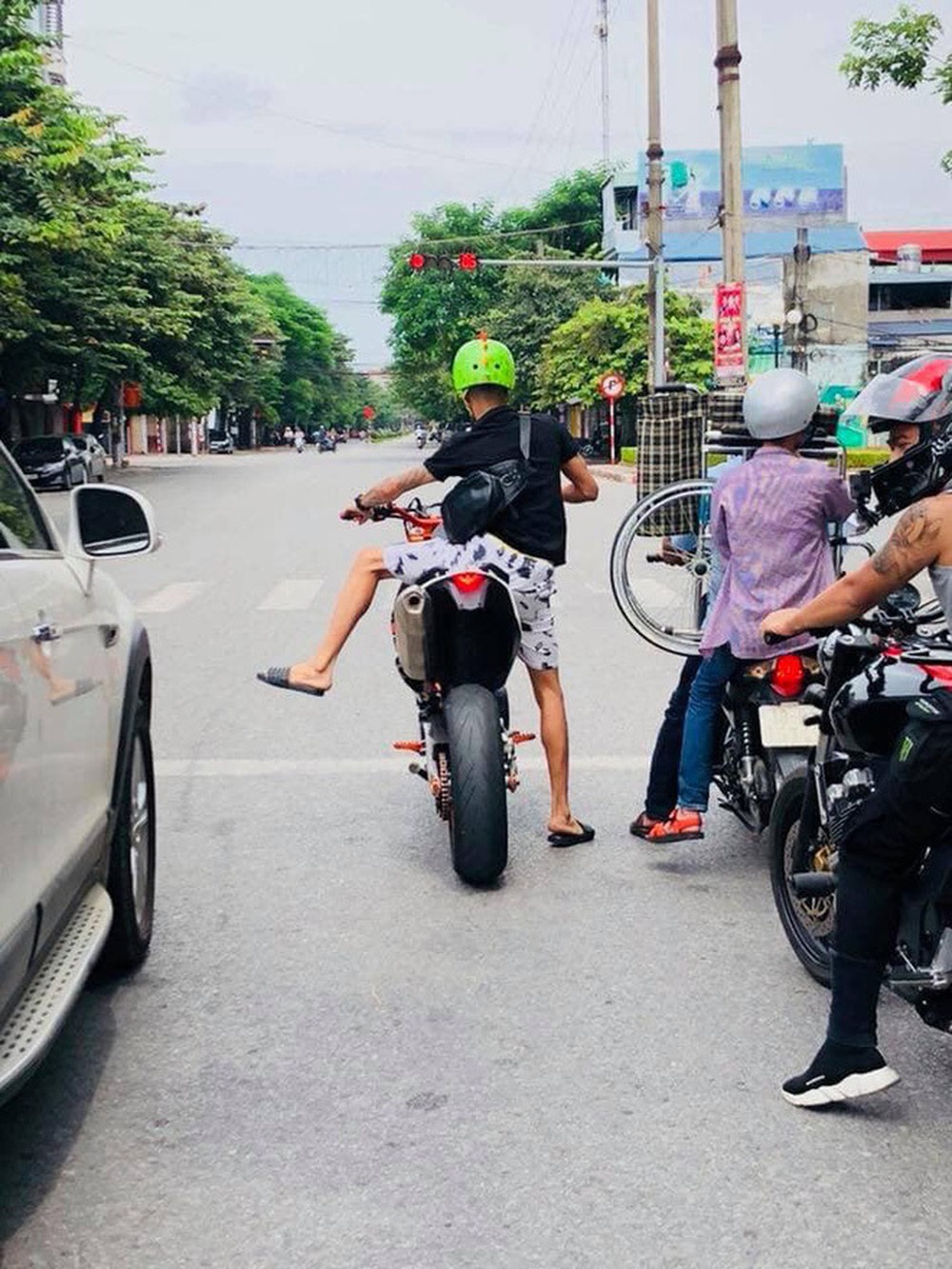 Cô gái "nấm lùn" xoạc chân chống xe máy khiến CĐM thích thú