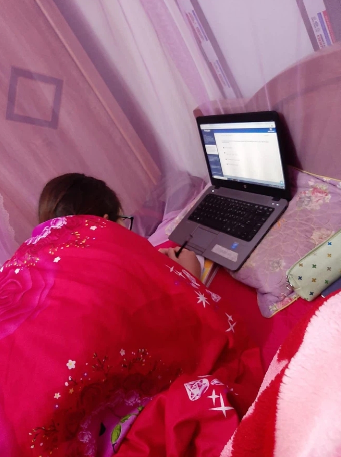 Bật cười trước muôn kiểu ngủ gật của hội học sinh khi học online