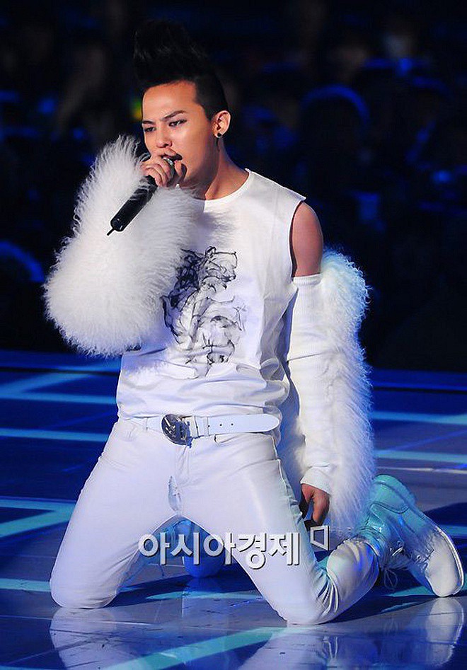 Idol Kpop khốn khổ do sự cố trang phục: Áo quần "phản chủ" đã đành, có người còn suýt “lộ hàng” vì thành viên cùng nhóm