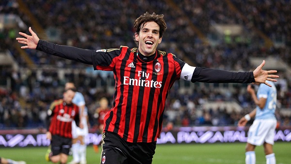 Kaka thi đấu thăng hoa trong vai trò tiền vệ ở CLB AC Milan.