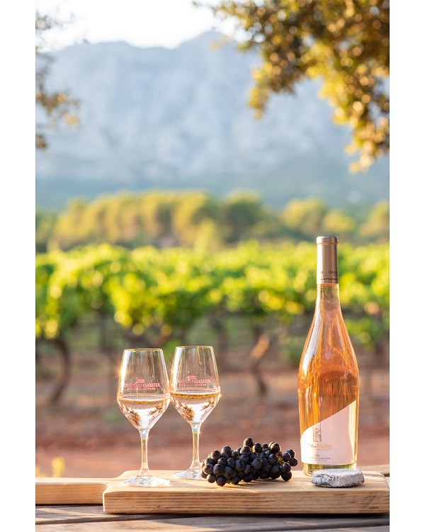Kích thước trung bình của một ly rượu vang hồng dao động từ 125ml đến 175ml.