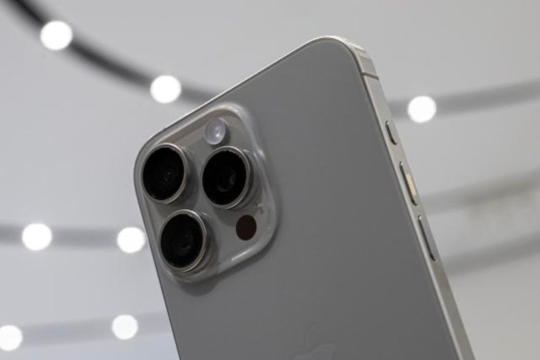 So sánh iPhone 15 Pro và Samsung Galaxy Z Flip 5: Mua gì?